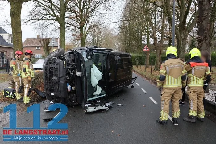 Bestelbusje op z'n kant na botsing met lesauto in Sprang-Capelle, flinke schade bij beide voertuigen 7 Bestelbusje op z'n kant na botsing met lesauto in Sprang-Capelle, flinke schade bij beide voertuigen 112 De Langstraat