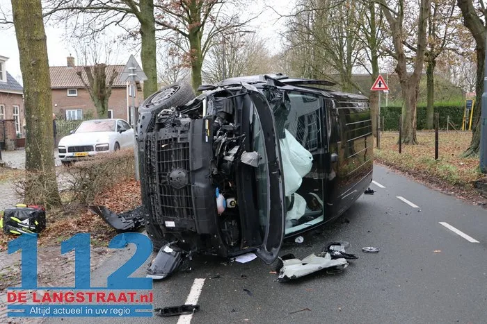 Bestelbusje op z'n kant na botsing met lesauto in Sprang-Capelle, flinke schade bij beide voertuigen 9 Bestelbusje op z'n kant na botsing met lesauto in Sprang-Capelle, flinke schade bij beide voertuigen 112 De Langstraat