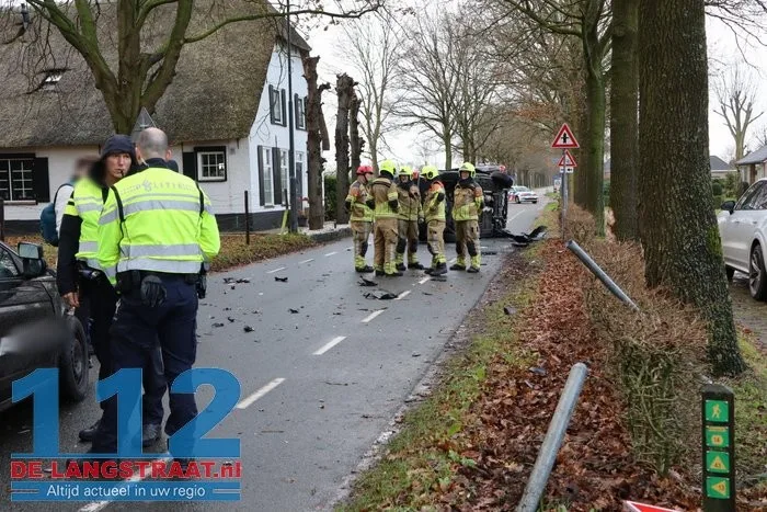 Bestelbusje op z'n kant na botsing met lesauto in Sprang-Capelle, flinke schade bij beide voertuigen 10 Bestelbusje op z'n kant na botsing met lesauto in Sprang-Capelle, flinke schade bij beide voertuigen 112 De Langstraat