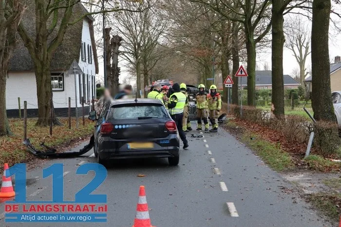 Bestelbusje op z'n kant na botsing met lesauto in Sprang-Capelle, flinke schade bij beide voertuigen 11 Bestelbusje op z'n kant na botsing met lesauto in Sprang-Capelle, flinke schade bij beide voertuigen 112 De Langstraat