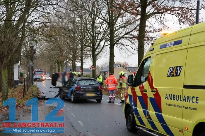 Bestelbusje op z'n kant na botsing met lesauto in Sprang-Capelle, flinke schade bij beide voertuigen 12 Bestelbusje op z'n kant na botsing met lesauto in Sprang-Capelle, flinke schade bij beide voertuigen 112 De Langstraat