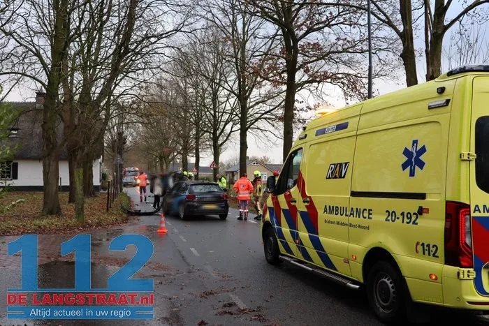 Bestelbusje op z'n kant na botsing met lesauto in Sprang-Capelle, flinke schade bij beide voertuigen 13 Bestelbusje op z'n kant na botsing met lesauto in Sprang-Capelle, flinke schade bij beide voertuigen 112 De Langstraat