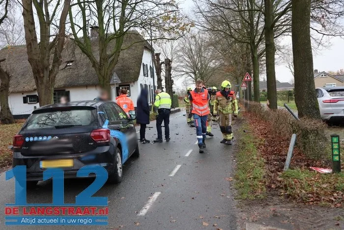 Bestelbusje op z'n kant na botsing met lesauto in Sprang-Capelle, flinke schade bij beide voertuigen 15 Bestelbusje op z'n kant na botsing met lesauto in Sprang-Capelle, flinke schade bij beide voertuigen 112 De Langstraat