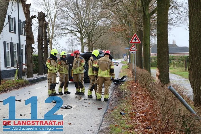 Bestelbusje op z'n kant na botsing met lesauto in Sprang-Capelle, flinke schade bij beide voertuigen 16 Bestelbusje op z'n kant na botsing met lesauto in Sprang-Capelle, flinke schade bij beide voertuigen 112 De Langstraat