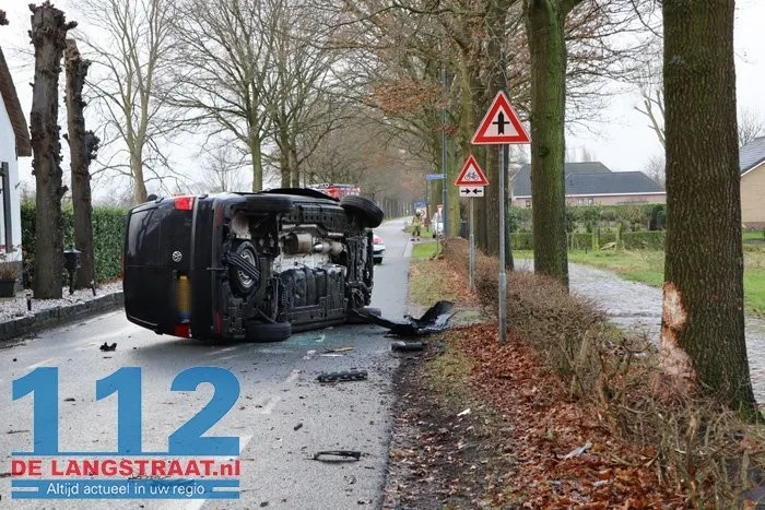 Bestelbusje op z'n kant na botsing met lesauto in Sprang-Capelle, flinke schade bij beide voertuigen 18 Bestelbusje op z'n kant na botsing met lesauto in Sprang-Capelle, flinke schade bij beide voertuigen 112 De Langstraat