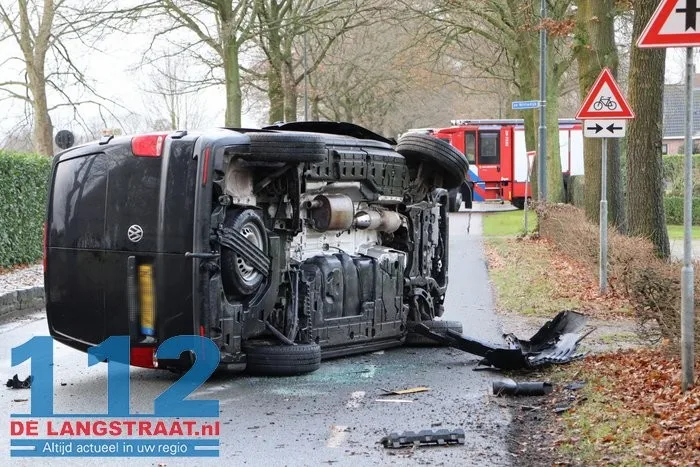 Bestelbusje op z'n kant na botsing met lesauto in Sprang-Capelle, flinke schade bij beide voertuigen 19 Bestelbusje op z'n kant na botsing met lesauto in Sprang-Capelle, flinke schade bij beide voertuigen 112 De Langstraat