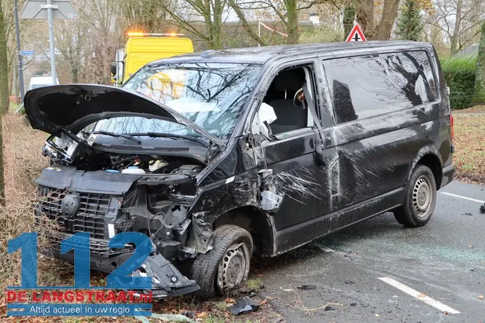 Bestelbusje op z'n kant na botsing met lesauto in Sprang-Capelle, flinke schade bij beide voertuigen 20 Bestelbusje op z'n kant na botsing met lesauto in Sprang-Capelle, flinke schade bij beide voertuigen 112 De Langstraat