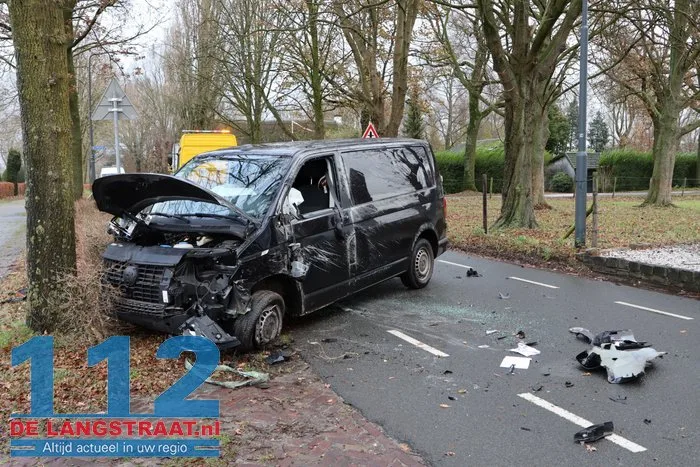 Bestelbusje op z'n kant na botsing met lesauto in Sprang-Capelle, flinke schade bij beide voertuigen 21 Bestelbusje op z'n kant na botsing met lesauto in Sprang-Capelle, flinke schade bij beide voertuigen 112 De Langstraat