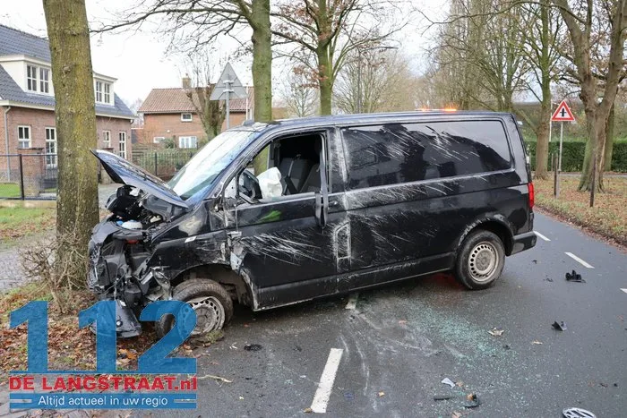 Bestelbusje op z'n kant na botsing met lesauto in Sprang-Capelle, flinke schade bij beide voertuigen 22 Bestelbusje op z'n kant na botsing met lesauto in Sprang-Capelle, flinke schade bij beide voertuigen 112 De Langstraat