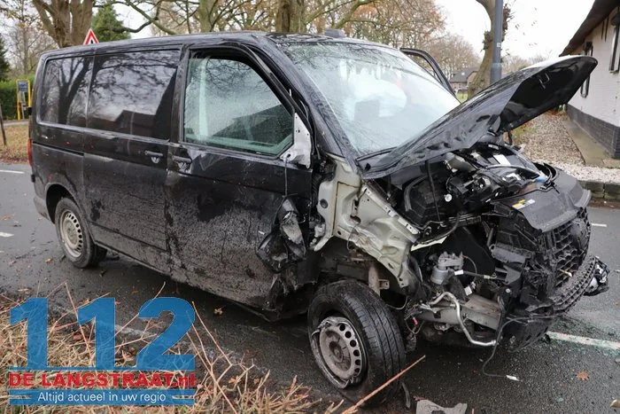 Bestelbusje op z'n kant na botsing met lesauto in Sprang-Capelle, flinke schade bij beide voertuigen 24 Bestelbusje op z'n kant na botsing met lesauto in Sprang-Capelle, flinke schade bij beide voertuigen 112 De Langstraat