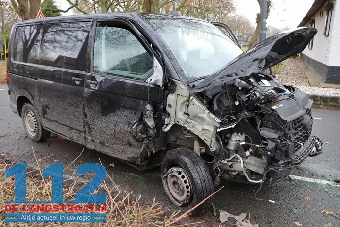 Bestelbusje op z'n kant na botsing met lesauto in Sprang-Capelle, flinke schade bij beide voertuigen 25 Bestelbusje op z'n kant na botsing met lesauto in Sprang-Capelle, flinke schade bij beide voertuigen 112 De Langstraat