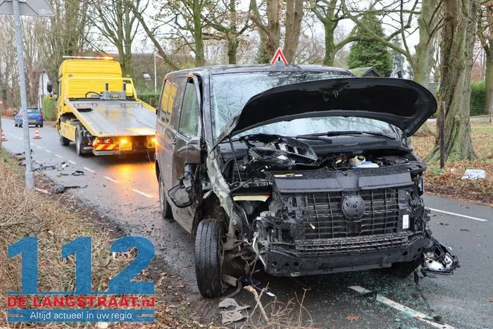 Bestelbusje op z'n kant na botsing met lesauto in Sprang-Capelle, flinke schade bij beide voertuigen 26 Bestelbusje op z'n kant na botsing met lesauto in Sprang-Capelle, flinke schade bij beide voertuigen 112 De Langstraat