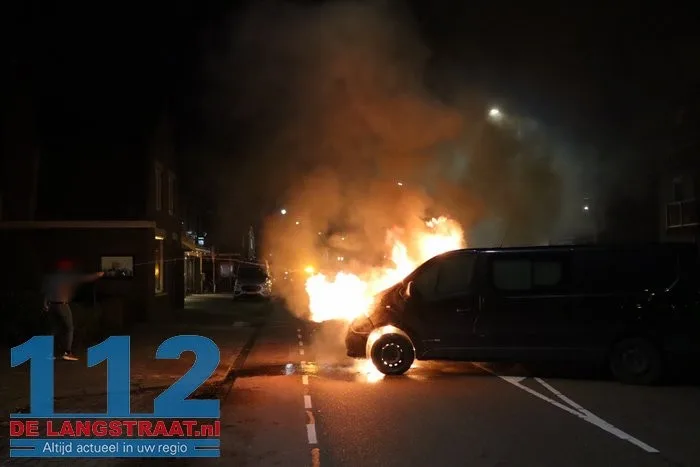 Vlammen slaan uit bestelbus in Kaatsheuvel, eigenaar probeert nog zelf te blussen 1 Vlammen slaan uit bestelbus in Kaatsheuvel, eigenaar probeert nog zelf te blussen 112 De Langstraat