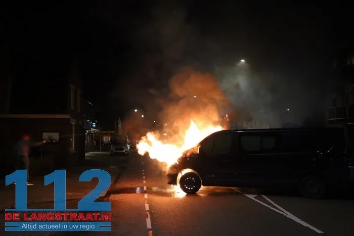 Vlammen slaan uit bestelbus in Kaatsheuvel, eigenaar probeert nog zelf te blussen 2 Vlammen slaan uit bestelbus in Kaatsheuvel, eigenaar probeert nog zelf te blussen 112 De Langstraat