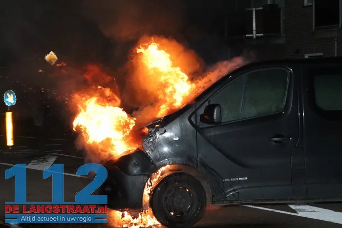 Vlammen slaan uit bestelbus in Kaatsheuvel, eigenaar probeert nog zelf te blussen 4 Vlammen slaan uit bestelbus in Kaatsheuvel, eigenaar probeert nog zelf te blussen 112 De Langstraat