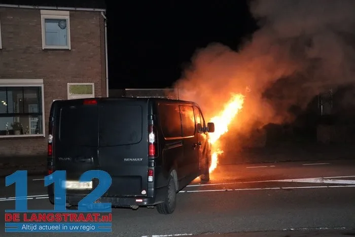 Vlammen slaan uit bestelbus in Kaatsheuvel, eigenaar probeert nog zelf te blussen 6 Vlammen slaan uit bestelbus in Kaatsheuvel, eigenaar probeert nog zelf te blussen 112 De Langstraat