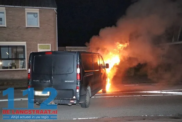 Vlammen slaan uit bestelbus in Kaatsheuvel, eigenaar probeert nog zelf te blussen 7 Vlammen slaan uit bestelbus in Kaatsheuvel, eigenaar probeert nog zelf te blussen 112 De Langstraat