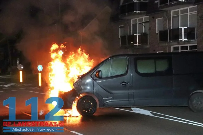 Vlammen slaan uit bestelbus in Kaatsheuvel, eigenaar probeert nog zelf te blussen 9 Vlammen slaan uit bestelbus in Kaatsheuvel, eigenaar probeert nog zelf te blussen 112 De Langstraat