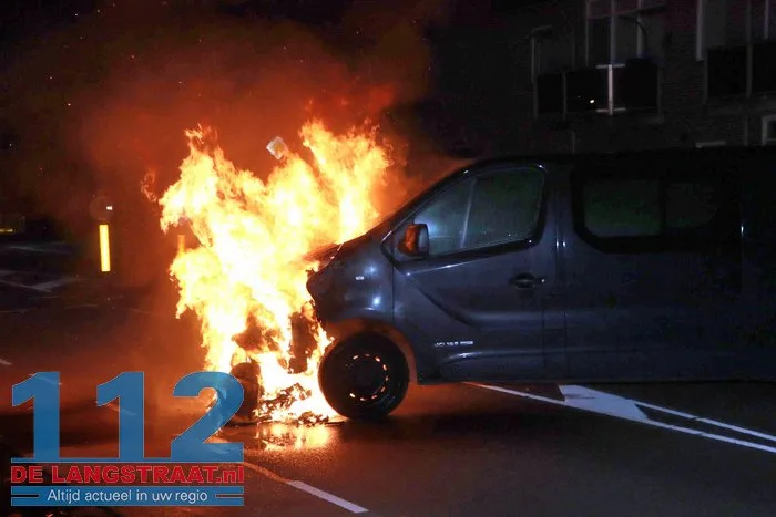 Vlammen slaan uit bestelbus in Kaatsheuvel, eigenaar probeert nog zelf te blussen 10 Vlammen slaan uit bestelbus in Kaatsheuvel, eigenaar probeert nog zelf te blussen 112 De Langstraat