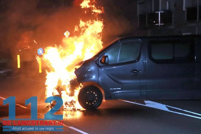 Vlammen slaan uit bestelbus in Kaatsheuvel, eigenaar probeert nog zelf te blussen 11 Vlammen slaan uit bestelbus in Kaatsheuvel, eigenaar probeert nog zelf te blussen 112 De Langstraat