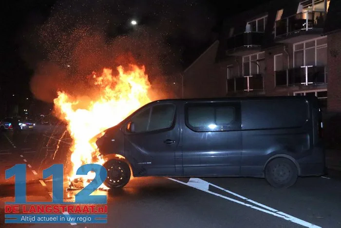 Vlammen slaan uit bestelbus in Kaatsheuvel, eigenaar probeert nog zelf te blussen 12 Vlammen slaan uit bestelbus in Kaatsheuvel, eigenaar probeert nog zelf te blussen 112 De Langstraat