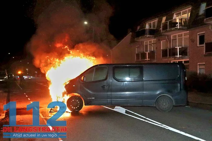 Vlammen slaan uit bestelbus in Kaatsheuvel, eigenaar probeert nog zelf te blussen 13 Vlammen slaan uit bestelbus in Kaatsheuvel, eigenaar probeert nog zelf te blussen 112 De Langstraat