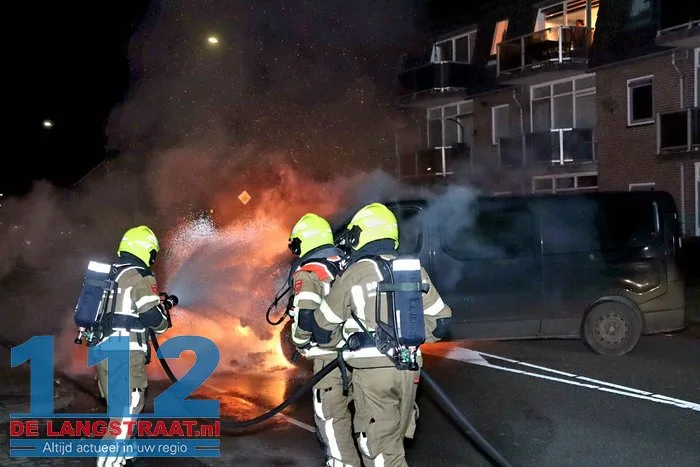 Vlammen slaan uit bestelbus in Kaatsheuvel, eigenaar probeert nog zelf te blussen 17 Vlammen slaan uit bestelbus in Kaatsheuvel, eigenaar probeert nog zelf te blussen 112 De Langstraat