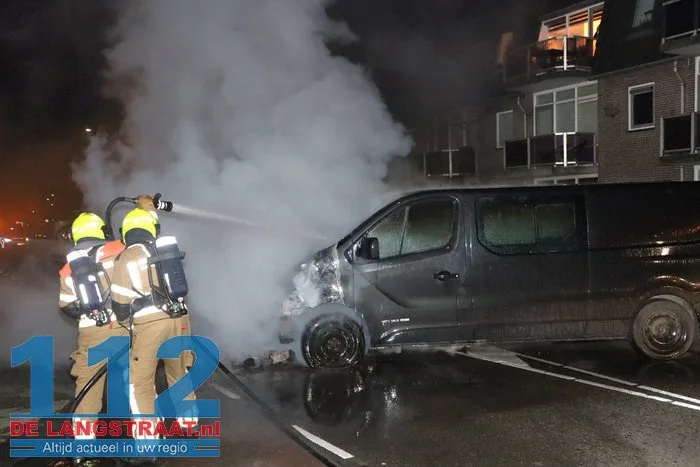 Vlammen slaan uit bestelbus in Kaatsheuvel, eigenaar probeert nog zelf te blussen 20 Vlammen slaan uit bestelbus in Kaatsheuvel, eigenaar probeert nog zelf te blussen 112 De Langstraat