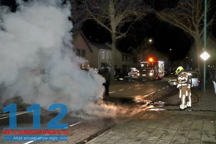 Vlammen slaan uit bestelbus in Kaatsheuvel, eigenaar probeert nog zelf te blussen 21 Vlammen slaan uit bestelbus in Kaatsheuvel, eigenaar probeert nog zelf te blussen 112 De Langstraat
