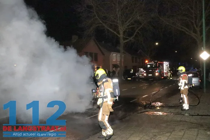 Vlammen slaan uit bestelbus in Kaatsheuvel, eigenaar probeert nog zelf te blussen 22 Vlammen slaan uit bestelbus in Kaatsheuvel, eigenaar probeert nog zelf te blussen 112 De Langstraat