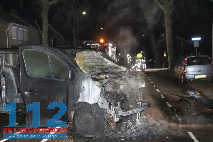 Vlammen slaan uit bestelbus in Kaatsheuvel, eigenaar probeert nog zelf te blussen 26 Vlammen slaan uit bestelbus in Kaatsheuvel, eigenaar probeert nog zelf te blussen 112 De Langstraat