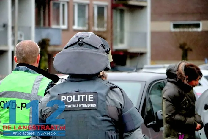 Arrestatieteam haalt verwarde man uit woning Noordstraat Waalwijk 4 Arrestatieteam haalt verwarde man uit woning Noordstraat Waalwijk 112 De Langstraat
