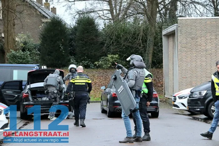 Arrestatieteam haalt verwarde man uit woning Noordstraat Waalwijk 9 Arrestatieteam haalt verwarde man uit woning Noordstraat Waalwijk 112 De Langstraat
