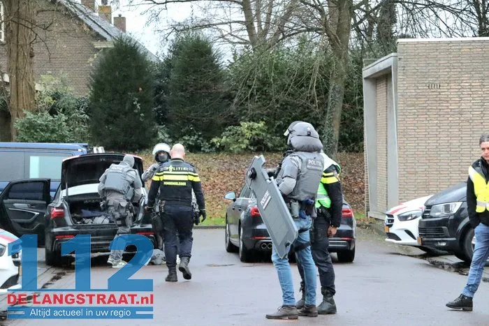 Arrestatieteam haalt verwarde man uit woning Noordstraat Waalwijk 10 Arrestatieteam haalt verwarde man uit woning Noordstraat Waalwijk 112 De Langstraat