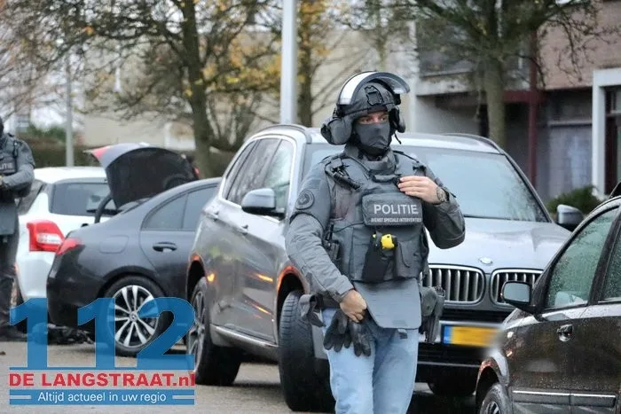 Arrestatieteam haalt verwarde man uit woning Noordstraat Waalwijk 13 Arrestatieteam haalt verwarde man uit woning Noordstraat Waalwijk 112 De Langstraat