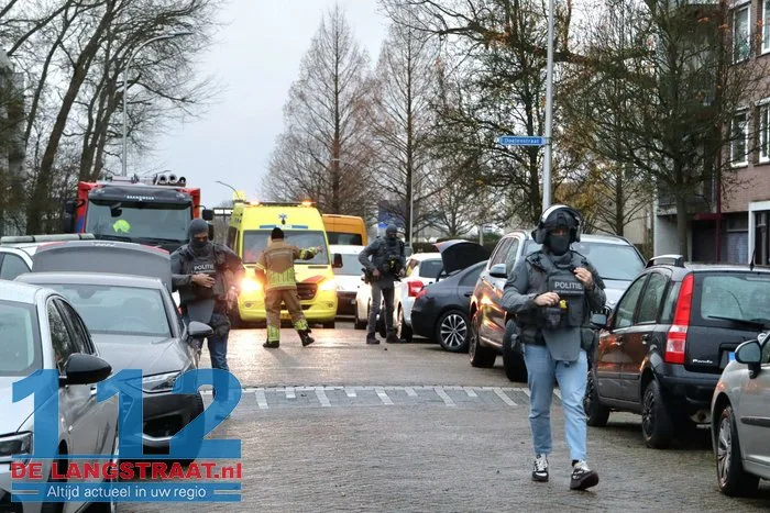 Arrestatieteam haalt verwarde man uit woning Noordstraat Waalwijk 15 Arrestatieteam haalt verwarde man uit woning Noordstraat Waalwijk 112 De Langstraat