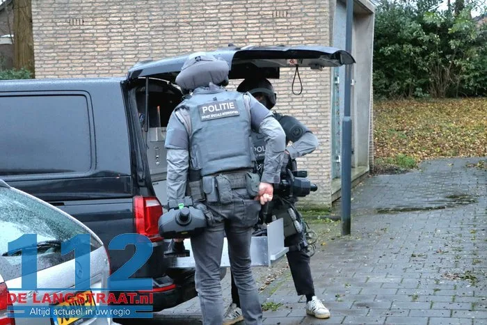 Arrestatieteam haalt verwarde man uit woning Noordstraat Waalwijk 16 Arrestatieteam haalt verwarde man uit woning Noordstraat Waalwijk 112 De Langstraat