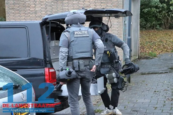 Arrestatieteam haalt verwarde man uit woning Noordstraat Waalwijk 17 Arrestatieteam haalt verwarde man uit woning Noordstraat Waalwijk 112 De Langstraat