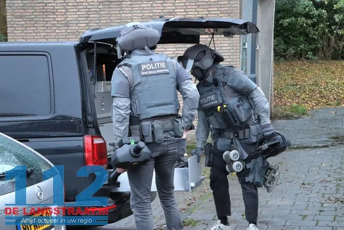 Arrestatieteam haalt verwarde man uit woning Noordstraat Waalwijk 18 Arrestatieteam haalt verwarde man uit woning Noordstraat Waalwijk 112 De Langstraat