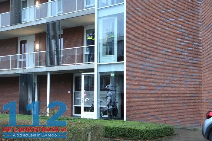 Arrestatieteam haalt verwarde man uit woning Noordstraat Waalwijk 19 Arrestatieteam haalt verwarde man uit woning Noordstraat Waalwijk 112 De Langstraat