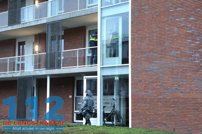 Arrestatieteam haalt verwarde man uit woning Noordstraat Waalwijk 20 Arrestatieteam haalt verwarde man uit woning Noordstraat Waalwijk 112 De Langstraat