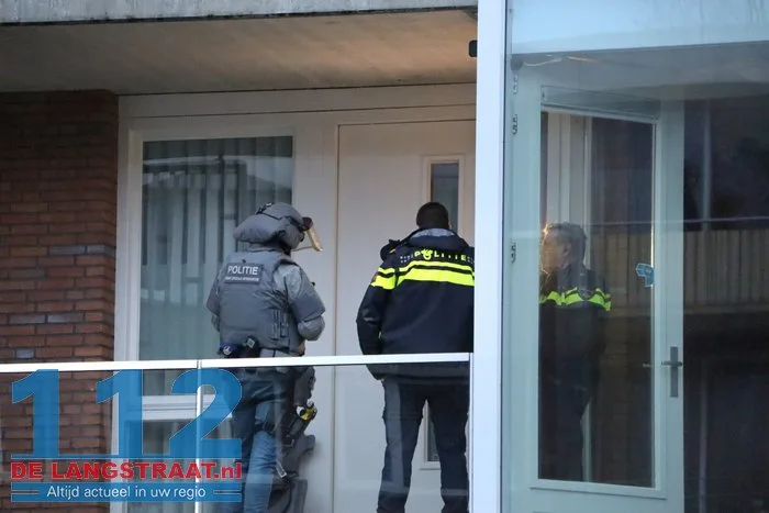 Arrestatieteam haalt verwarde man uit woning Noordstraat Waalwijk 21 Arrestatieteam haalt verwarde man uit woning Noordstraat Waalwijk 112 De Langstraat