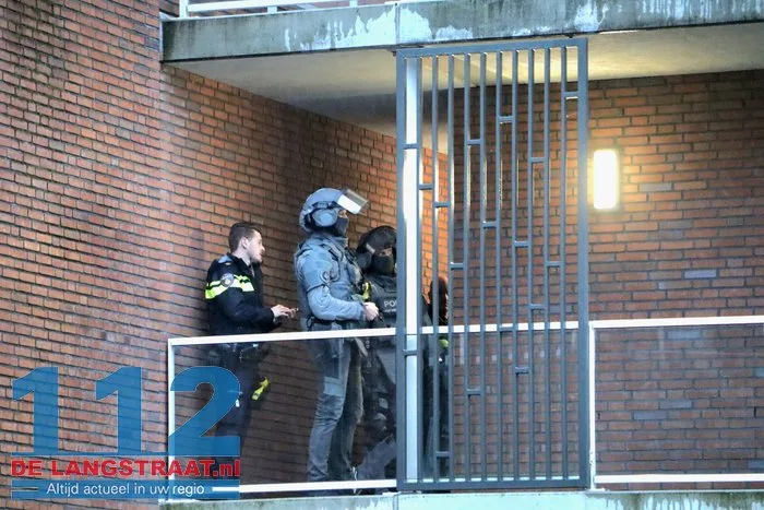 Arrestatieteam haalt verwarde man uit woning Noordstraat Waalwijk 22 Arrestatieteam haalt verwarde man uit woning Noordstraat Waalwijk 112 De Langstraat