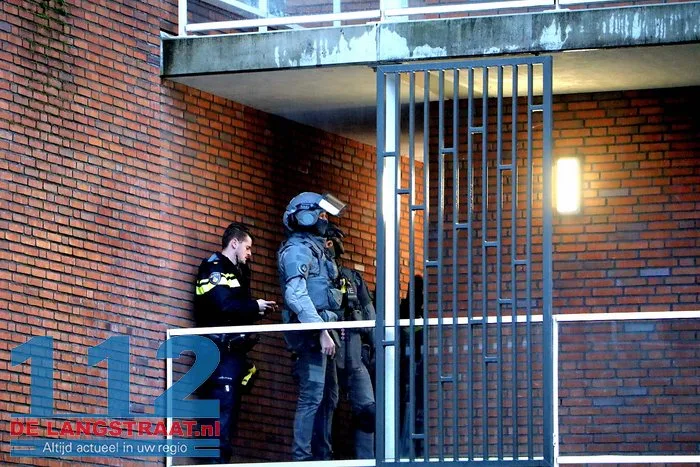 Arrestatieteam haalt verwarde man uit woning Noordstraat Waalwijk 23 Arrestatieteam haalt verwarde man uit woning Noordstraat Waalwijk 112 De Langstraat