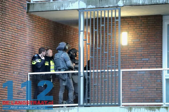 Arrestatieteam haalt verwarde man uit woning Noordstraat Waalwijk 24 Arrestatieteam haalt verwarde man uit woning Noordstraat Waalwijk 112 De Langstraat