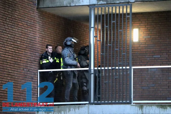 Arrestatieteam haalt verwarde man uit woning Noordstraat Waalwijk 25 Arrestatieteam haalt verwarde man uit woning Noordstraat Waalwijk 112 De Langstraat