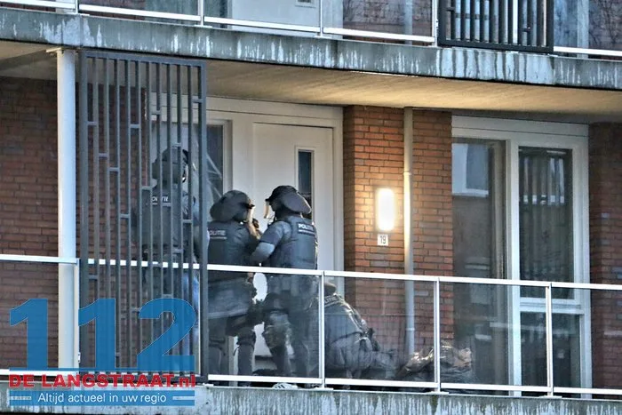 Arrestatieteam haalt verwarde man uit woning Noordstraat Waalwijk 26 Arrestatieteam haalt verwarde man uit woning Noordstraat Waalwijk 112 De Langstraat
