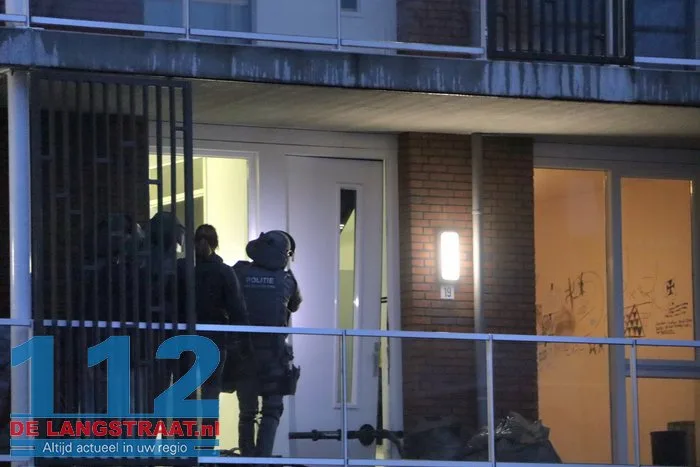 Arrestatieteam haalt verwarde man uit woning Noordstraat Waalwijk 31 Arrestatieteam haalt verwarde man uit woning Noordstraat Waalwijk 112 De Langstraat