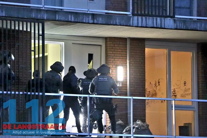 Arrestatieteam haalt verwarde man uit woning Noordstraat Waalwijk 32 Arrestatieteam haalt verwarde man uit woning Noordstraat Waalwijk 112 De Langstraat