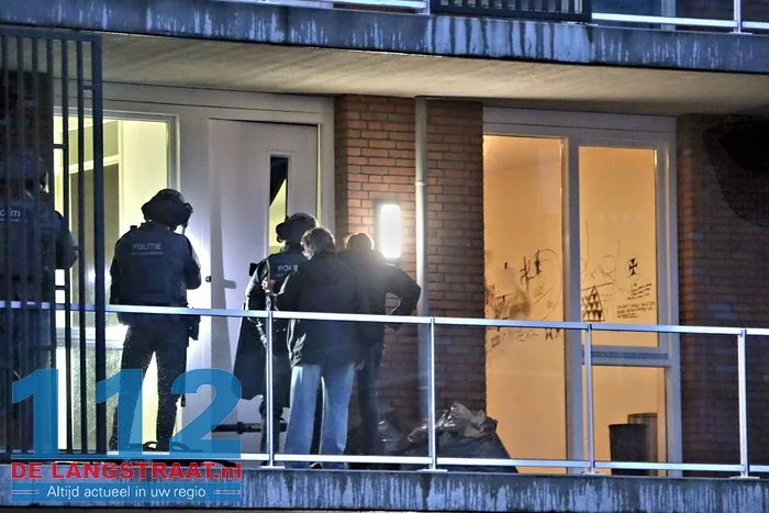 Arrestatieteam haalt verwarde man uit woning Noordstraat Waalwijk 33 Arrestatieteam haalt verwarde man uit woning Noordstraat Waalwijk 112 De Langstraat